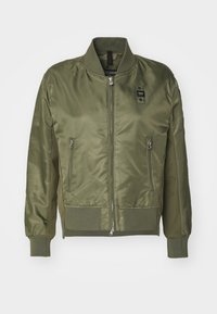 Olivově zelená bomber bunda s hladkým, saténovým vzhledem, zapínání na zip, žebrovaný límec, manžety a spodní lem, disponující dvěma předními kapsami.