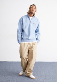 Carhartt WIP HALF ZIP AMERICAN SCRIPT - Sweatshirt - frosted blue