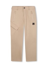 Beige cargobroek met een gladde textuur, voorzien van een ritszak, een zijflapzak en een zwart DKNY-logo op de voorzijde.
