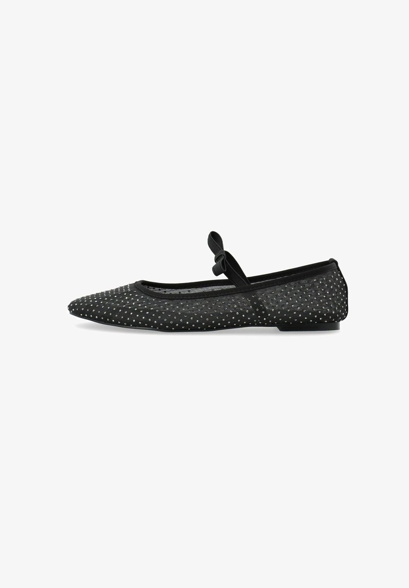 Zwarte mesh ballerina's met een spitse neus, versierd met kleine zilveren studs. Heeft een decoratieve strik en een platte zool.