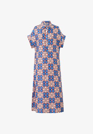 Robe chemise à manches courtes, longueur genou, avec un motif géométrique à carreaux bleu, blanc et rouge, col et boutons sur le devant.