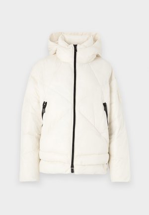 Giacca invernale bianca imbottita con cappuccio, zip nera frontale e due tasche laterali con zip, esposta su uno sfondo neutro.