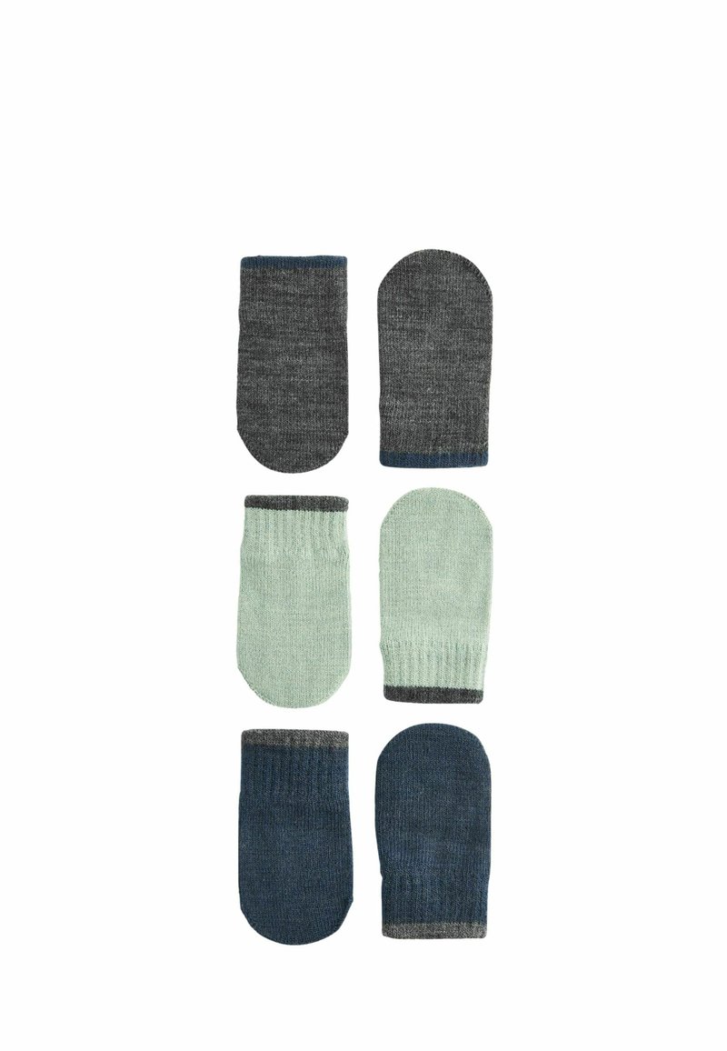 Tres pares de manoplas en diferentes tonos: gris oscuro, verde claro y azul marino. Hechas de tela de punto con texturas acanaladas y lisas.