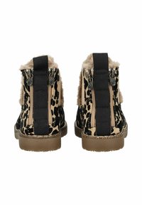 Stivaletti alla caviglia con stampa leopardata, pannelli elastici neri, doppie cerniere laterali e una fodera in pelliccia beige. Suole in gomma per una buona aderenza.