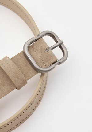 Beige Wildledergürtel mit einer quadratischen silbernen Metallschnalle, die mit genähten Details und einem glatten Innenfutter versehen ist.