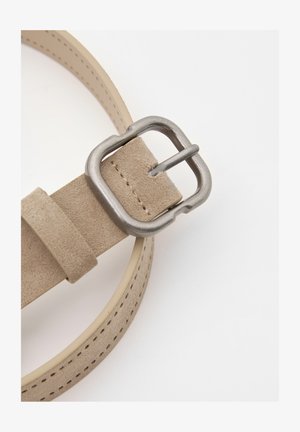 Beige Wildledergürtel mit einer quadratischen silbernen Metallschnalle, die mit genähten Details und einem glatten Innenfutter versehen ist.