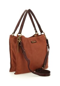 Borsa a tracolla in pelle marrone con due manici corti, una tracolla lunga regolabile e accessori in tono oro su sfondo bianco.