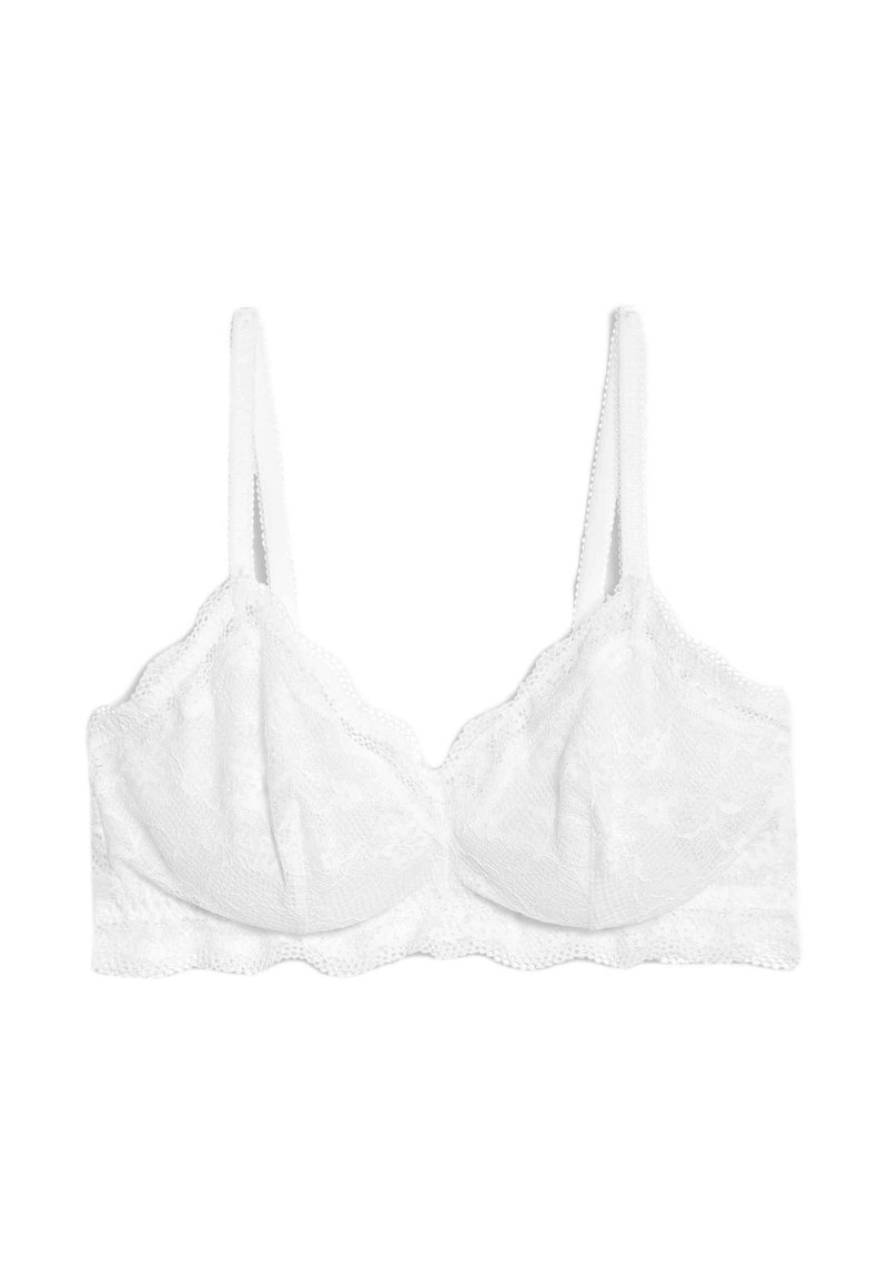 Sostén de encaje blanco con borde scalloped, tirantes ajustables y copas suaves y texturizadas. Presenta un diseño simple sin varillas.
