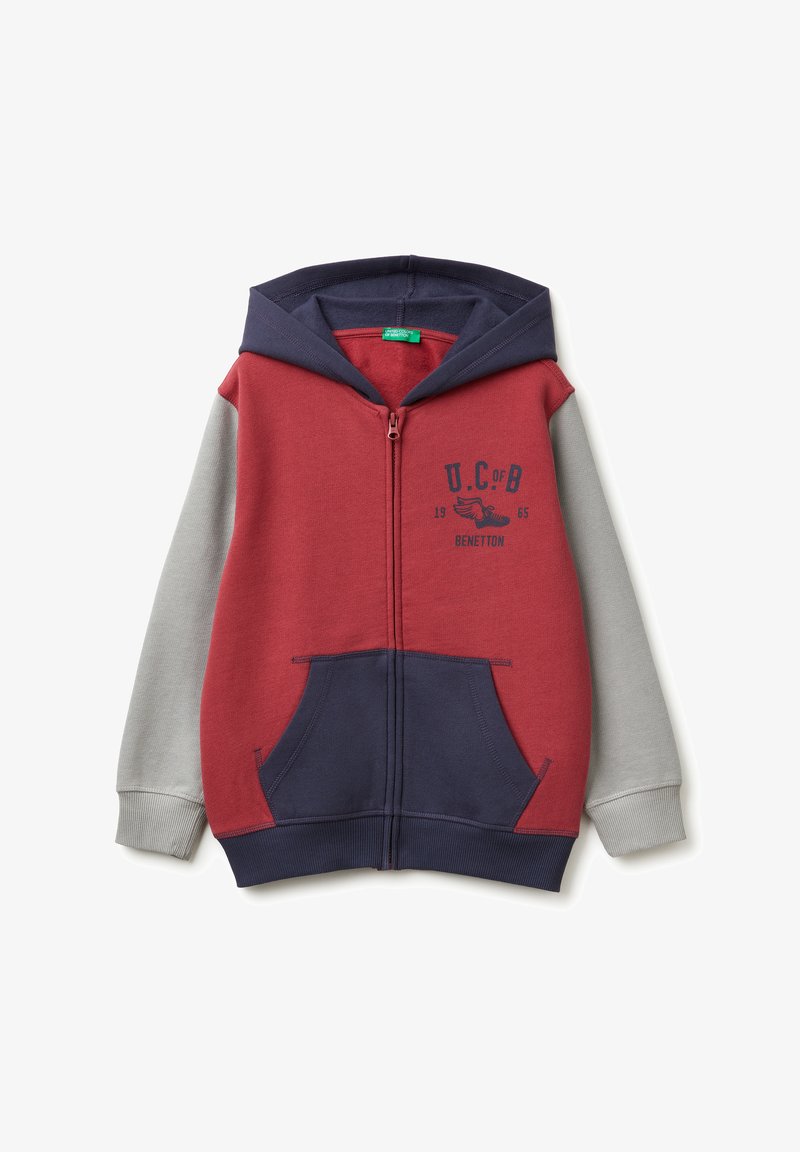 Sudadera con capucha de cremallera roja y marino con mangas grises, bolsillos frontales y un estampado de logo. Hecha de tela suave, presenta puños y dobladillo acanalados.