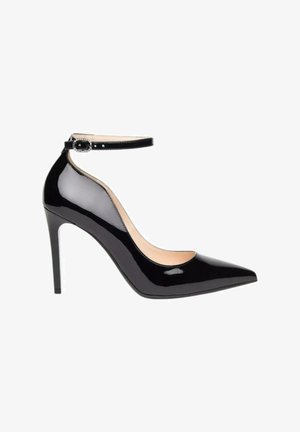 Scarpa con tacco alto in pelle verniciata nera, con punta affusolata, cinturino alla caviglia e dettaglio con fibbia. Presenta un tacco stiletto sottile e una texture liscia.