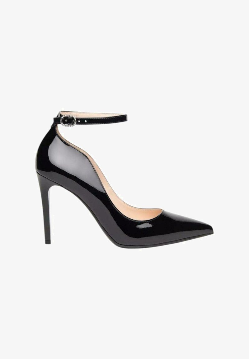 Scarpa con tacco alto in pelle verniciata nera, con punta affusolata, cinturino alla caviglia e dettaglio con fibbia. Presenta un tacco stiletto sottile e una texture liscia.
