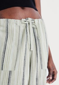 BDG Urban Outfitters PANT - Oldalzsebes nadrágok - green