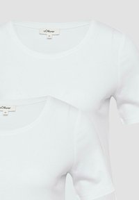 Witte katoenen t-shirts met korte mouwen en een ronde hals, met een gladde textuur en een minimalistisch ontwerp. Merkenlabel zichtbaar bij de halslijn.