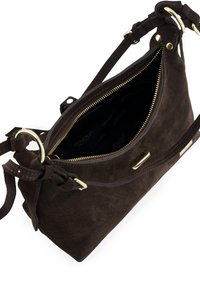 Brązowa zamszowa torba na ramię z zamkiem błyskawicznym, złotym okuciem i odpinanym paskiem. Wnętrze wyłożone podszewką, z detalami z logo marki.