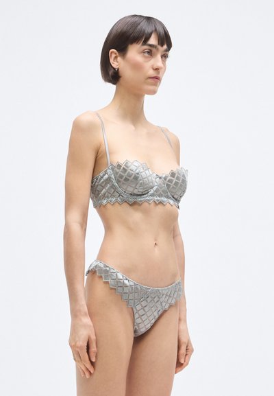 Sivý bralet a zodpovedajúci bikiny set s prešívanou textúrou, vykrojenými okrajmi a tenkými nastaviteľnými ramienkami.