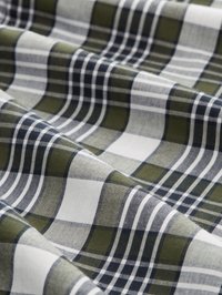 Károvaná tkanina v zelenej, námorníckej modrej a bielej farbe, s textúrou tkania pozostávajúcou z hrubých a tenkých prúžkov vytvárajúcich károvaný vzor.