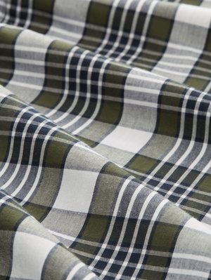 Károvaná tkanina v zelenej, námorníckej modrej a bielej farbe, s textúrou tkania pozostávajúcou z hrubých a tenkých prúžkov vytvárajúcich károvaný vzor.