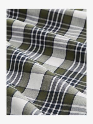 Károvaná tkanina v zelenej, námorníckej modrej a bielej farbe, s textúrou tkania pozostávajúcou z hrubých a tenkých prúžkov vytvárajúcich károvaný vzor.