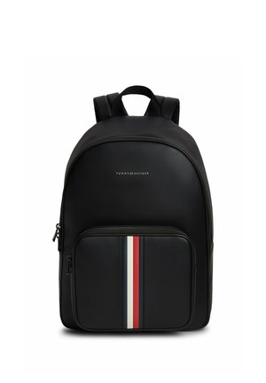 Czarny plecak Tommy Hilfiger z przednią kieszenią na zamek błyskawiczny z czerwono-biało-niebieskimi pionowymi paskami i wyściełanymi paskami na ramiona.