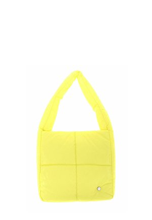 Sac à bandoulière rembourré jaune de forme carrée, présentant un motif matelassé et un bouton argenté en accent dans le coin inférieur droit.