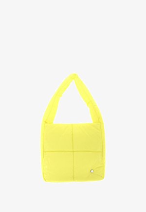 Sac à bandoulière rembourré jaune de forme carrée, présentant un motif matelassé et un bouton argenté en accent dans le coin inférieur droit.