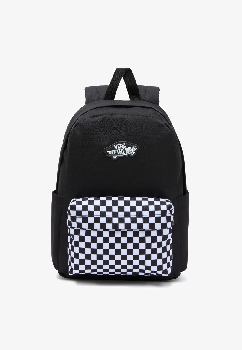 Černý batoh vyrobený z odolné tkaniny s přední kapsou s černobílým kostkovaným vzorem a logem Vans. Dva horní úchyty.