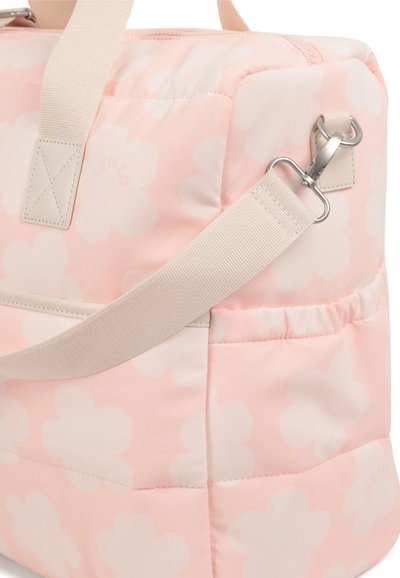 Sac matelassé rose avec un grand motif floral blanc, doté d'une bandoulière beige et de quincaillerie en argent. Comprend une poche latérale et des coutures renforcées.