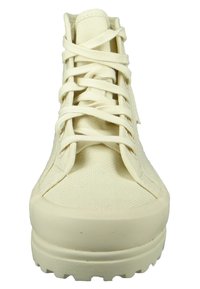 Wysokie trampki w off-white z płótna z płaskimi sznurowadłami, teksturowaną powierzchnią i masywną gumową podeszwą z wzorzystym bieżnikiem.