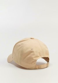 Khaki bawełniana czapka baseballowa z zakrzywionym daszkiem, regulowanym paskiem i sześcioma otworami wentylacyjnymi. Gładka tekstura o klasycznym wzornictwie.