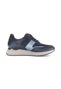 Donkerblauwe leren sneaker met grijze accenten. Voorzien van een ronde neus, vetersluiting en een zachte, textuurvolle tong. Lichtgewicht platformzool.