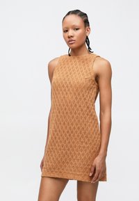 Bezroku adīta tumši brūnas krāsas kleita ar rombu rakstu, taisns siluets un apaļa apkakle. Kopumā gluda tekstūra.