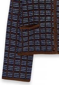 Hnedý pletený kabát so geometrickým vzorom v tmavomodrej a bielej farbe, s gombíkmi a prednou vreckom.