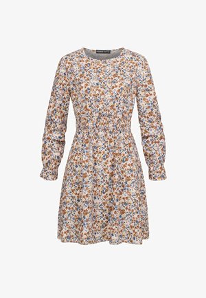 Blomsterkjole med hvid baggrund, der har en blanding af brune og blå blomster, lange puffærmer og en samlet talje.