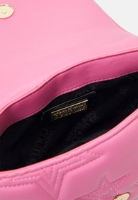 Versace Jeans Couture RANGE STARS BAG - Schoudertas - rose