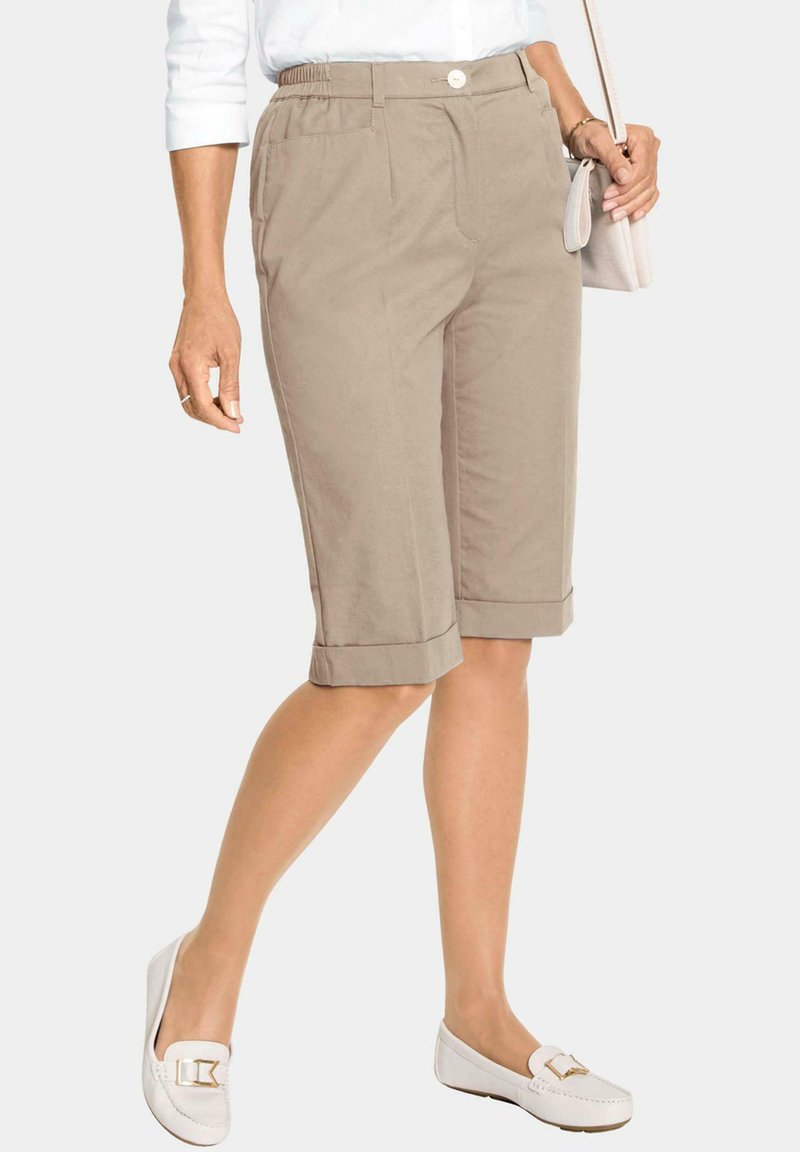 Beige knielange Shorts mit lockerer Passform, featuring einen umklappbaren Saum, seitlichen Taschen und einem Knopfverschluss an der Taille.