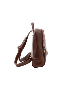 Zaino in pelle marrone caratterizzato da un design elegante, scomparti con cerniera, spallacci regolabili e una superficie liscia con cuciture a contrasto.