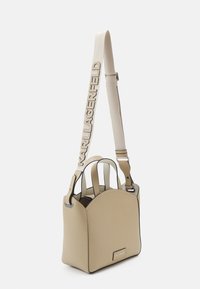 KARL LAGERFELD CIRCLE TOTE PERFORATED - Käsilaukku - sand