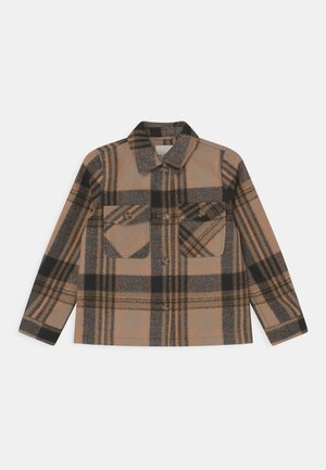 Brązowa kurtka w kratę wykonana z miękkiego materiału. Posiada dwie kieszenie na piersiach, zapięcia na guziki, kołnierz oraz długie rękawy.