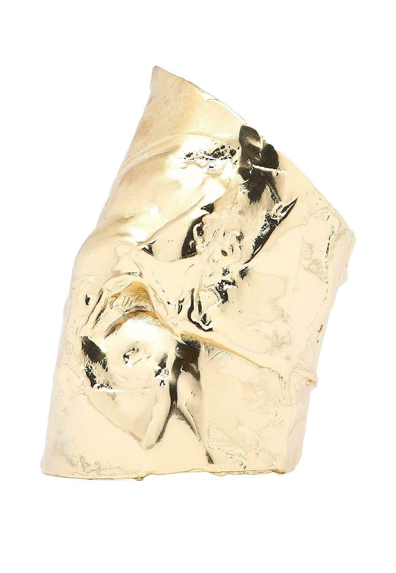 Scultura metallica dorata con forma irregolare e spiegazzata. Superficie liscia con accenti riflettenti e texture uniche in tutto.