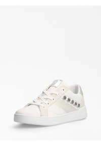 Sneaker bianchi con materiali in suede e pelle, dettagli metallici argentati, design con lacci e una suola liscia e testurizzata.