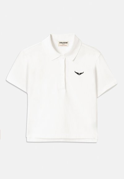 Hvid polo-shirt med korte ærmer, som har et sort vinge-logo på venstre bryst og en klassisk krave. Glat stof.