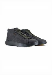 Scarpe alte nere in suede e materiali sintetici, con lacci tondi, suola ammortizzata e un branding discreto sul lato.