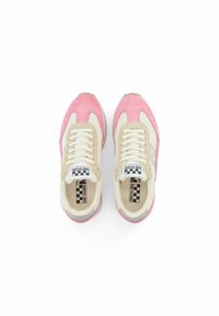Sneaker mit einer pinken Wildleder-Zehenkappe und einem beigen Mesh-Obermaterial, ausgestattet mit weißen Schnürsenkeln und einem schwarz-weißen karierten Etikett innen.