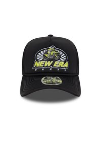 Μαύρο καπέλο μπέιζμπολ με δομημένο στέμμα, με κεντητό σχέδιο σε κίτρινο και λευκό χρώμα που απεικονίζει μια μοτοσυκλέτα και καρό μοτίβο.