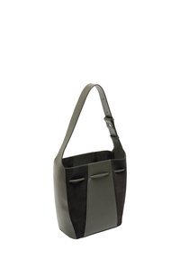 Zielona skórzana i zamszowa torba tote o usztywnionym kształcie, z regulowanym paskiem na ramię i poziomymi akcentami z przodu. Gładka tekstura.