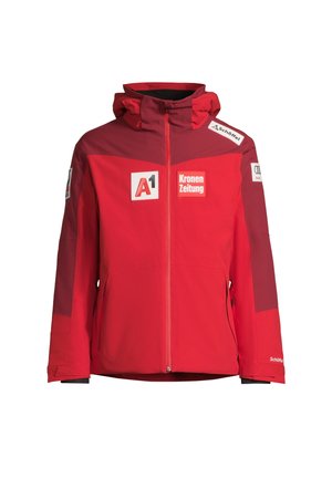Rote wasserdichte Jacke mit hohem Kragen, Frontreißverschluss und mehreren Logos. Sie verfügt über kontrastierende weinrote Akzente an den Ärmeln und Schultern.
