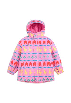 Różowa kurtka ocieplana z kapturem, z nadrukiem żółtych kaczek, czerwonych domków i zielonych koniczynek w powtarzającym się wzorze. Kieszenie na zamek błyskawiczny po bokach.