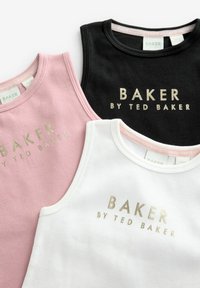 Tre ribbede tanktoppe i pink, sort og hvid, med "BAKER BY TED BAKER" i metalisk guldskrift på hver af dem.