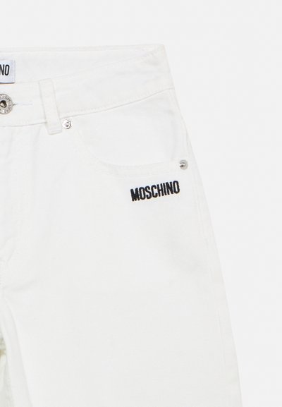 Jean en denim blanc avec poche avant et logo "MOSCHINO" brodé en noir près de la poche, équipé d'un bouton en métal et de rivets.