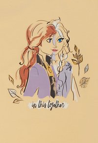 Ilustracja dwóch kobiet z falującymi włosami, jedna z rudymi włosami, a druga z blond. Tekst brzmi "razem w tym," z akcentami liści.